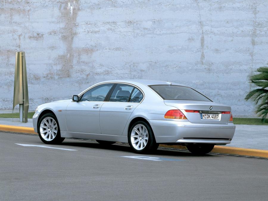  BMW 730i 2003 года  (фото 8 из 18)